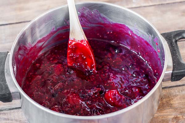 Delicious filling for the berry cake