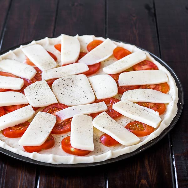 Simple pizza Margherita recipe with lots of tomatoes and delicious mozzarella